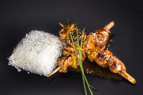 Yakitori με κοτόπουλο και ανανά με λαχανικά και σως teriyaki